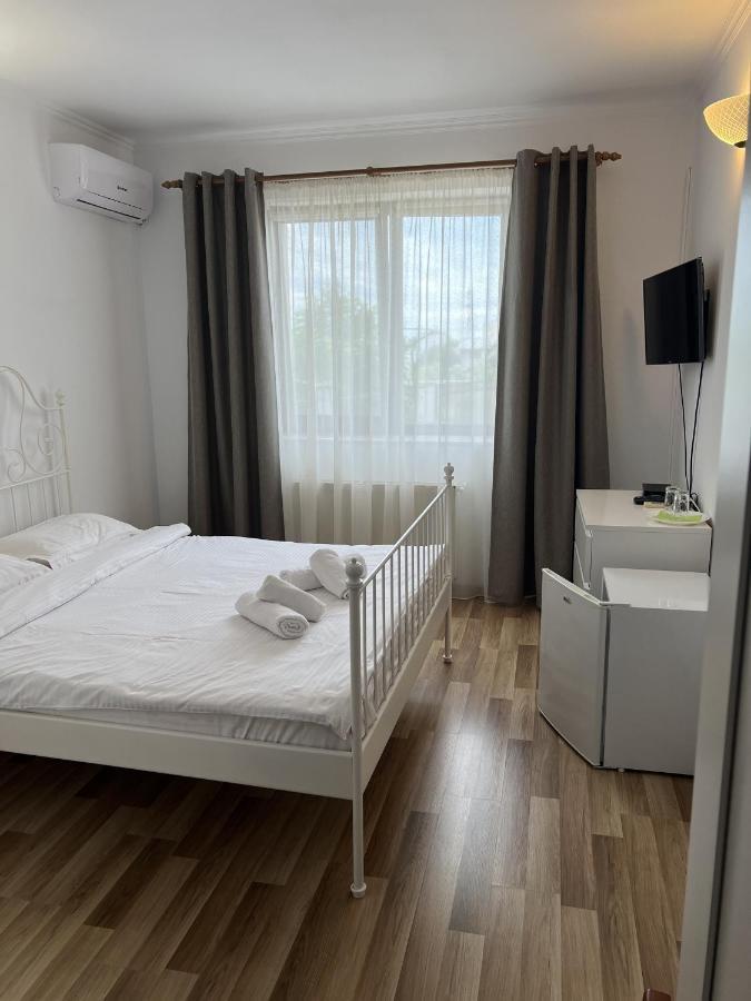 Vila Ann Hotel เอโฟริเอนอร์ด ภายนอก รูปภาพ