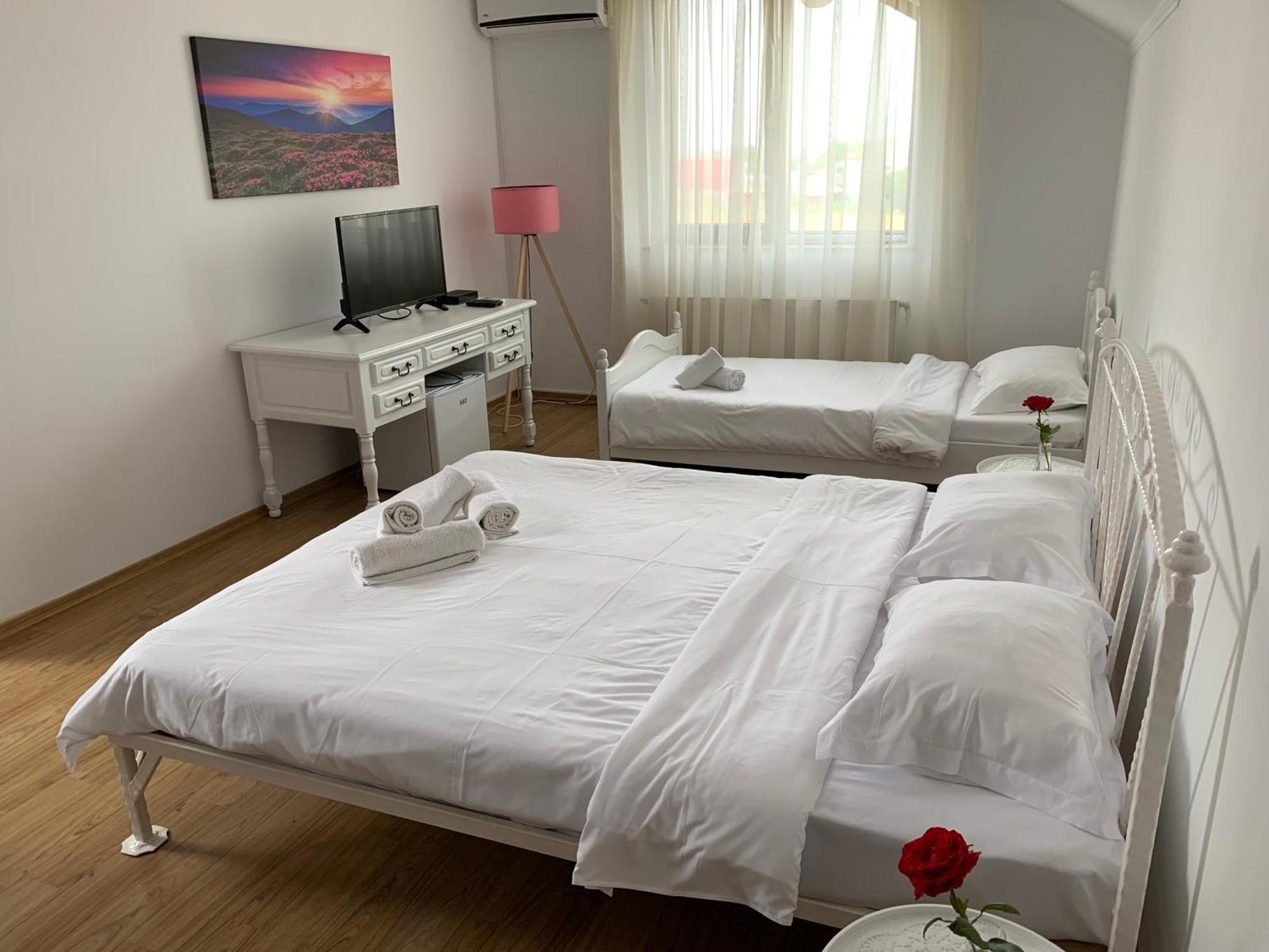 Vila Ann Hotel เอโฟริเอนอร์ด ภายนอก รูปภาพ